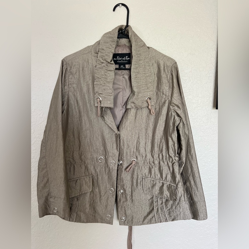 Parkhurst Tan Utility Jacket with Collared Neckline and Elasticized Waist
Caja 5